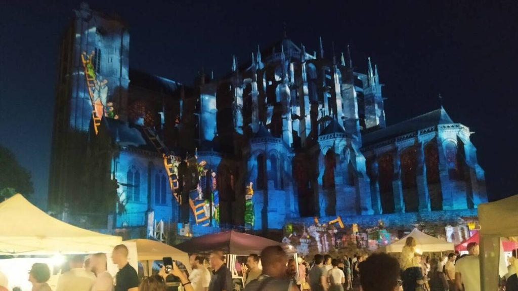 Cathédrale du mans la nuit avec les illuminations